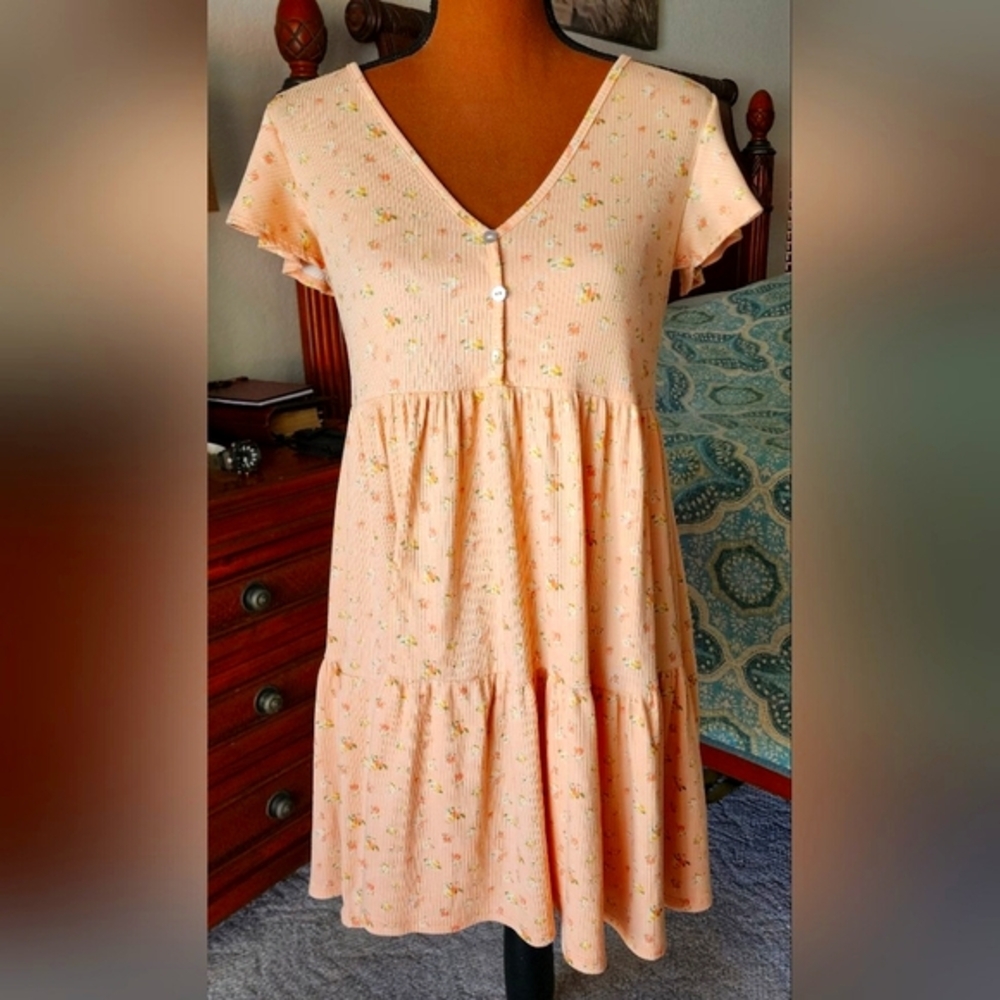 See you Monday juniors Large 90s style Y2K peach floral baby doll dress